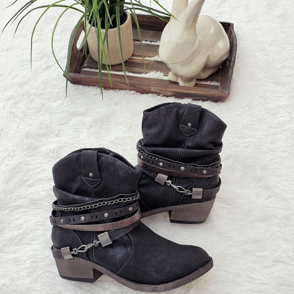 Adorable distressed black cowboy boots